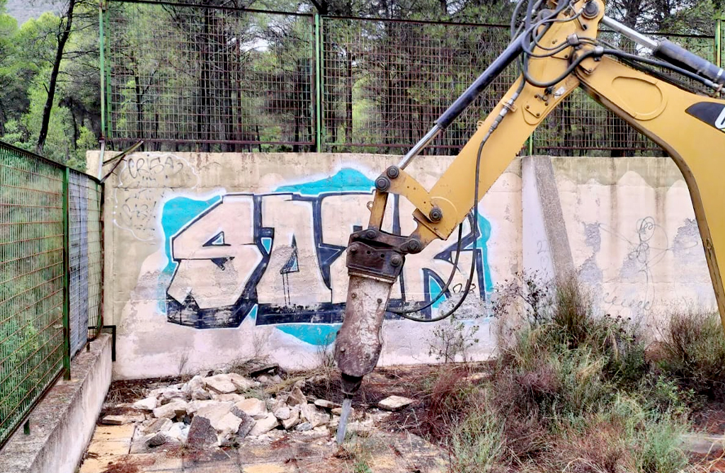 Arranca la regeneración ambiental en Sierra Espuña con la retirada de instalaciones obsoletas en Totana